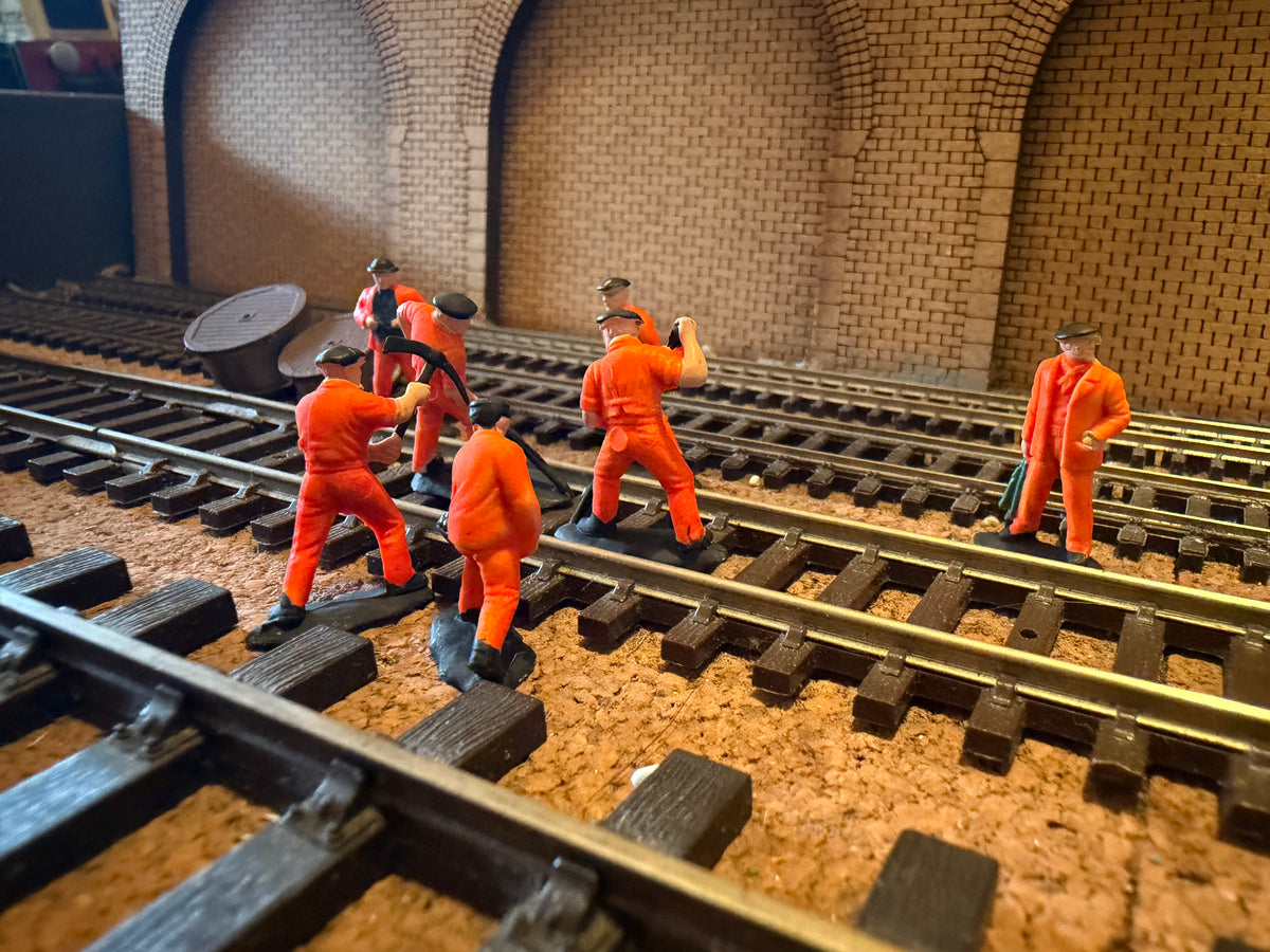 Dapol C002 (OO) British Rail Seven Man P-way Gang and Drums