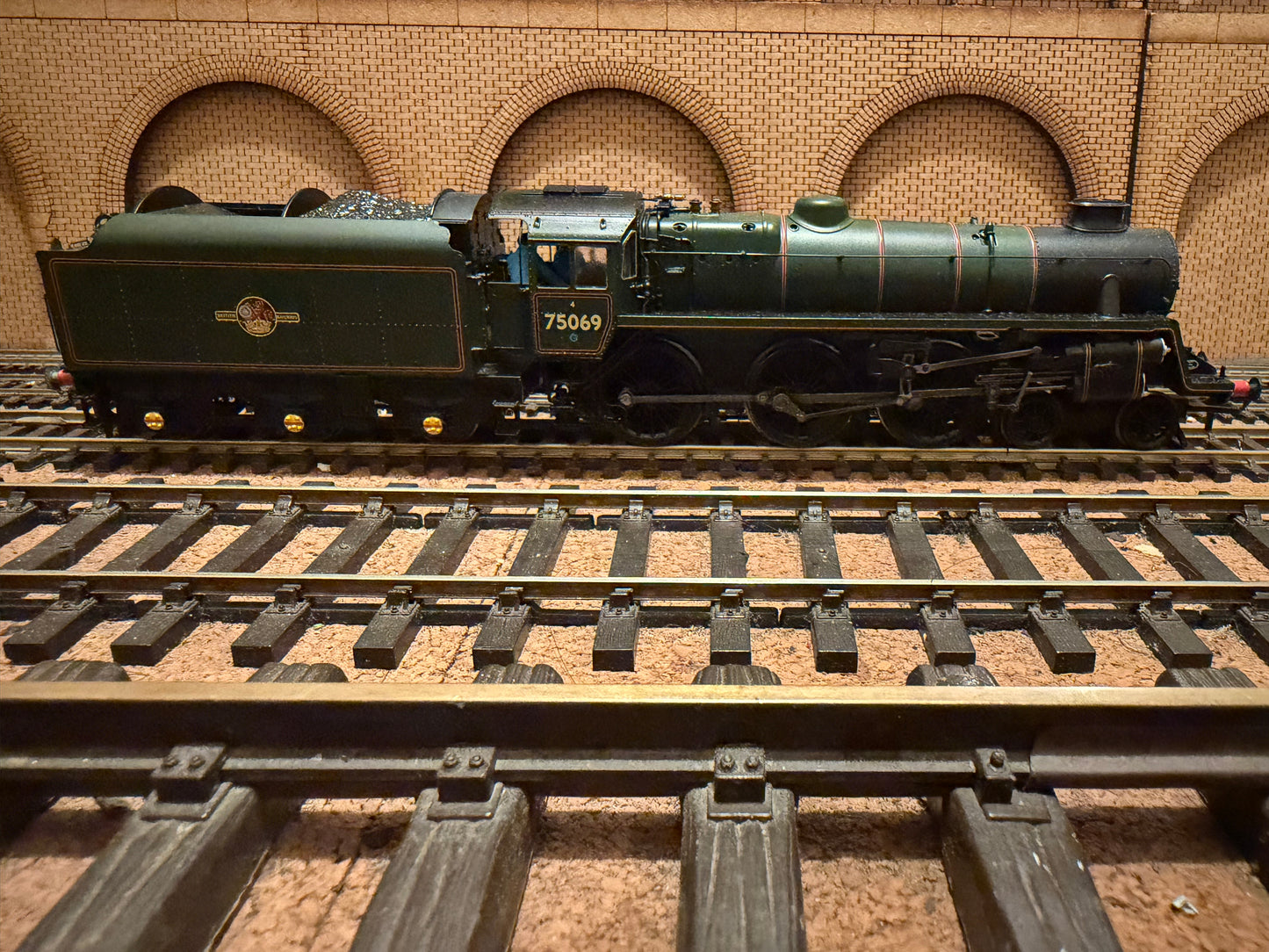 Bachmann 31-116 (OO) British Railways Standard 4MT 4-6-0 No.75069 with BR1B Tender in as Preserved BR Western Region Lined Green. DCC Fitted 