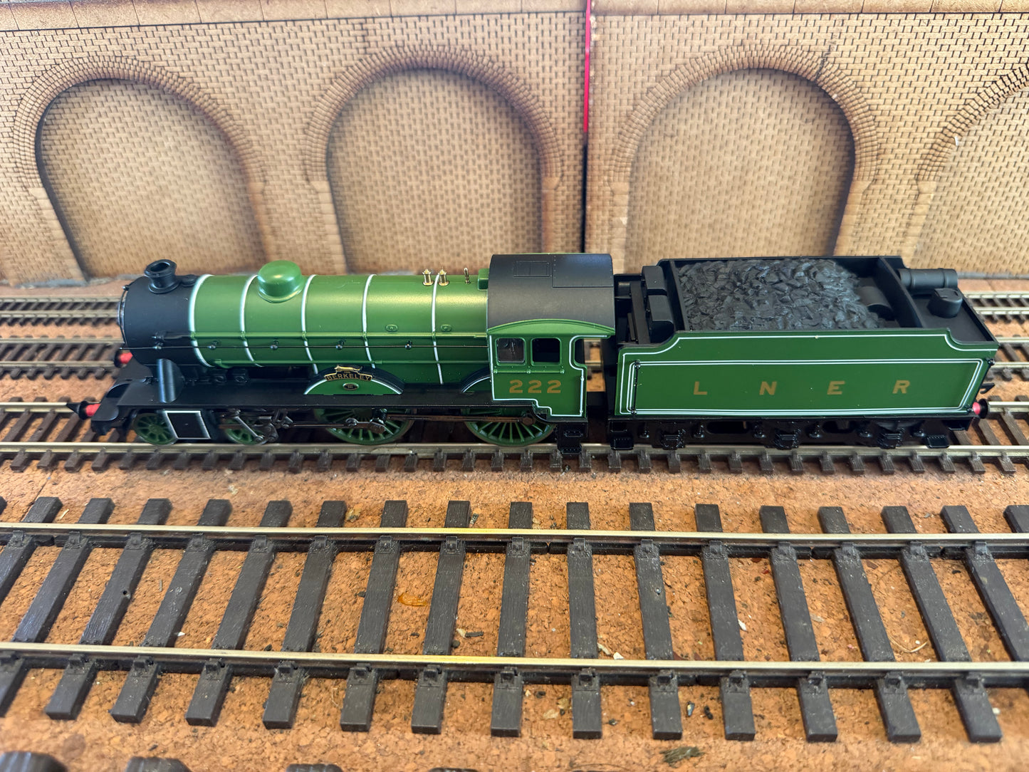 Hornby Railroad R3062 (OO) London North Eastern Railway D49 ‘Hunt Class’ No.222 “The Berkeley” in Pre War LNER Apple Green. DCC Ready 
