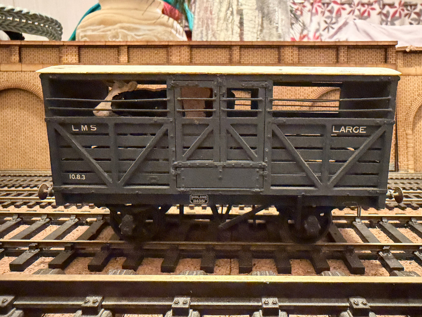 Slater’s 7031 (O Gauge) Ex MR ‘Large’ 10T Cattle Wagon No.114351 in London Midland & Scottish Railway Grey, with Bull (unfinished) 