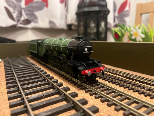 Hornby Railroad (OO) London North Eastern Railway A1, No.4472 “Flying Scotsman” in LNER Apple Green. DCC Sound Fitted.