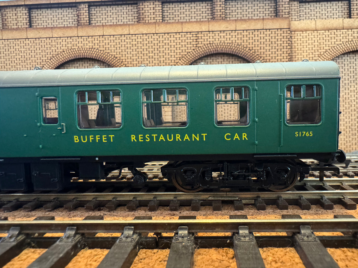 Hornby R4972 (OO) British Railways MK1 Restaurant Buffet No.S1765 in BR Southern Region Green 