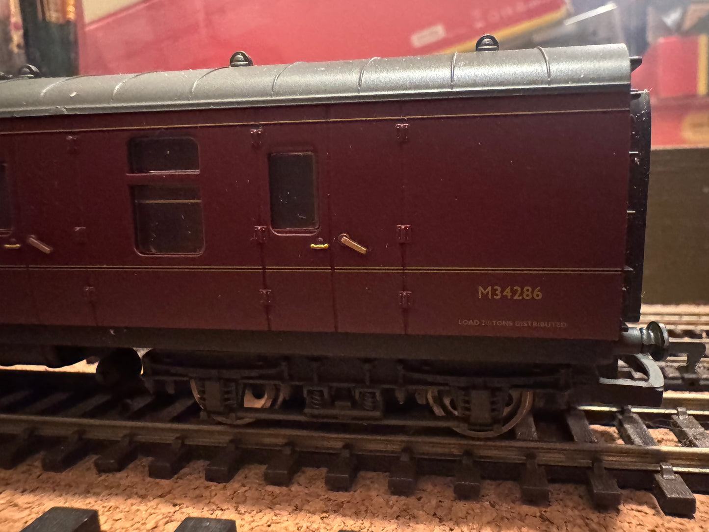Hornby R2329M (OO) The Thames-Clyde Express, Train Pack. Special Edition No.1452 of 1500. 