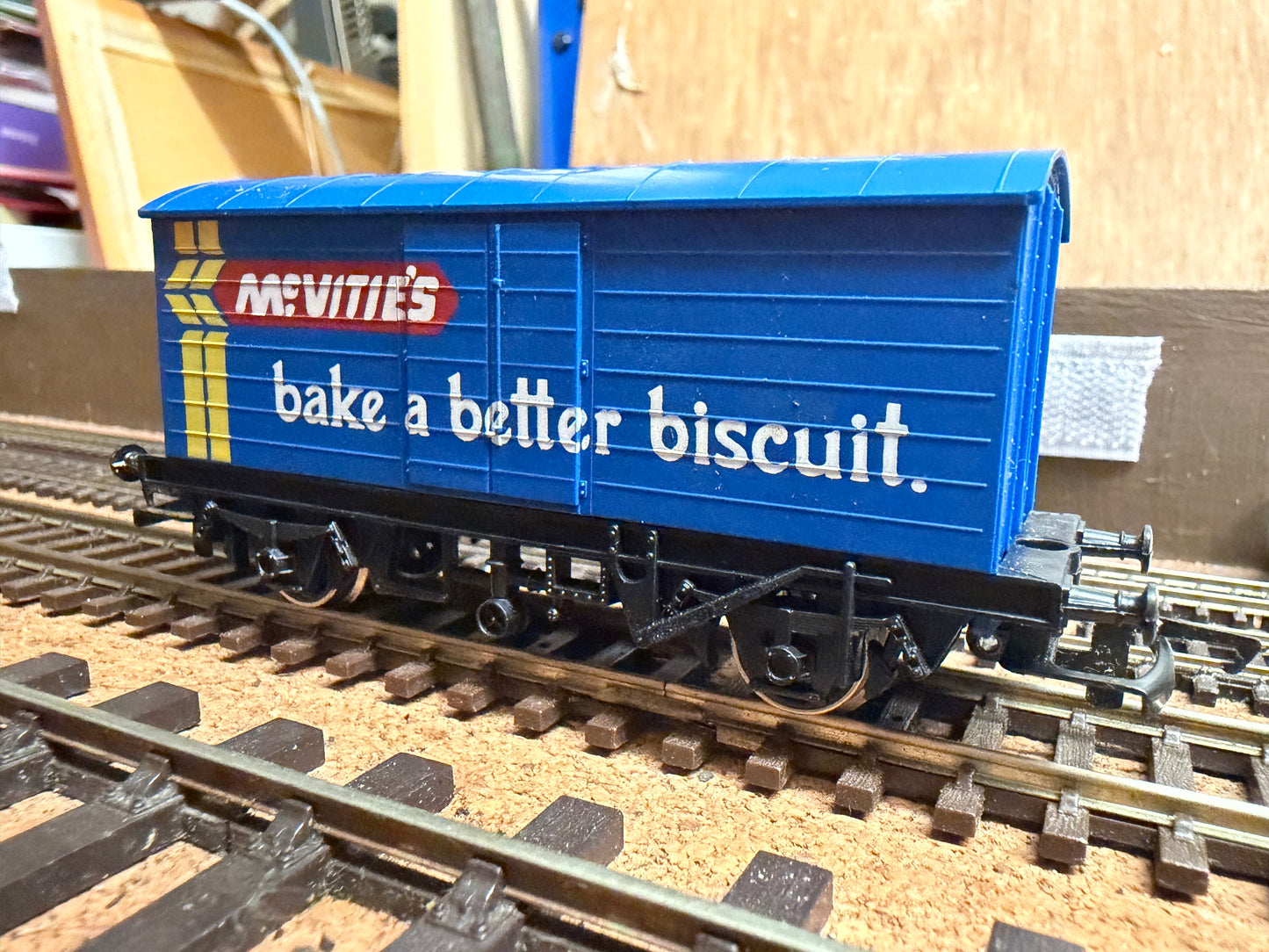 Hornby R.137 (OO) McVities Van