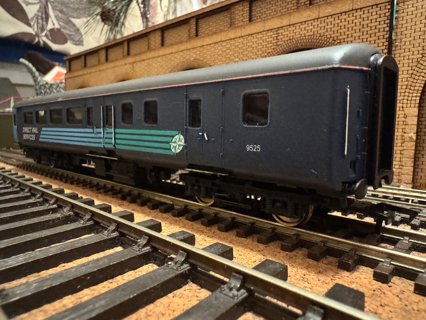 Hornby Railroad R4624 (OO) Ex British Rail MK2F Brake Open Standard No.9525 in Direct Rail Services Compass Livery 
