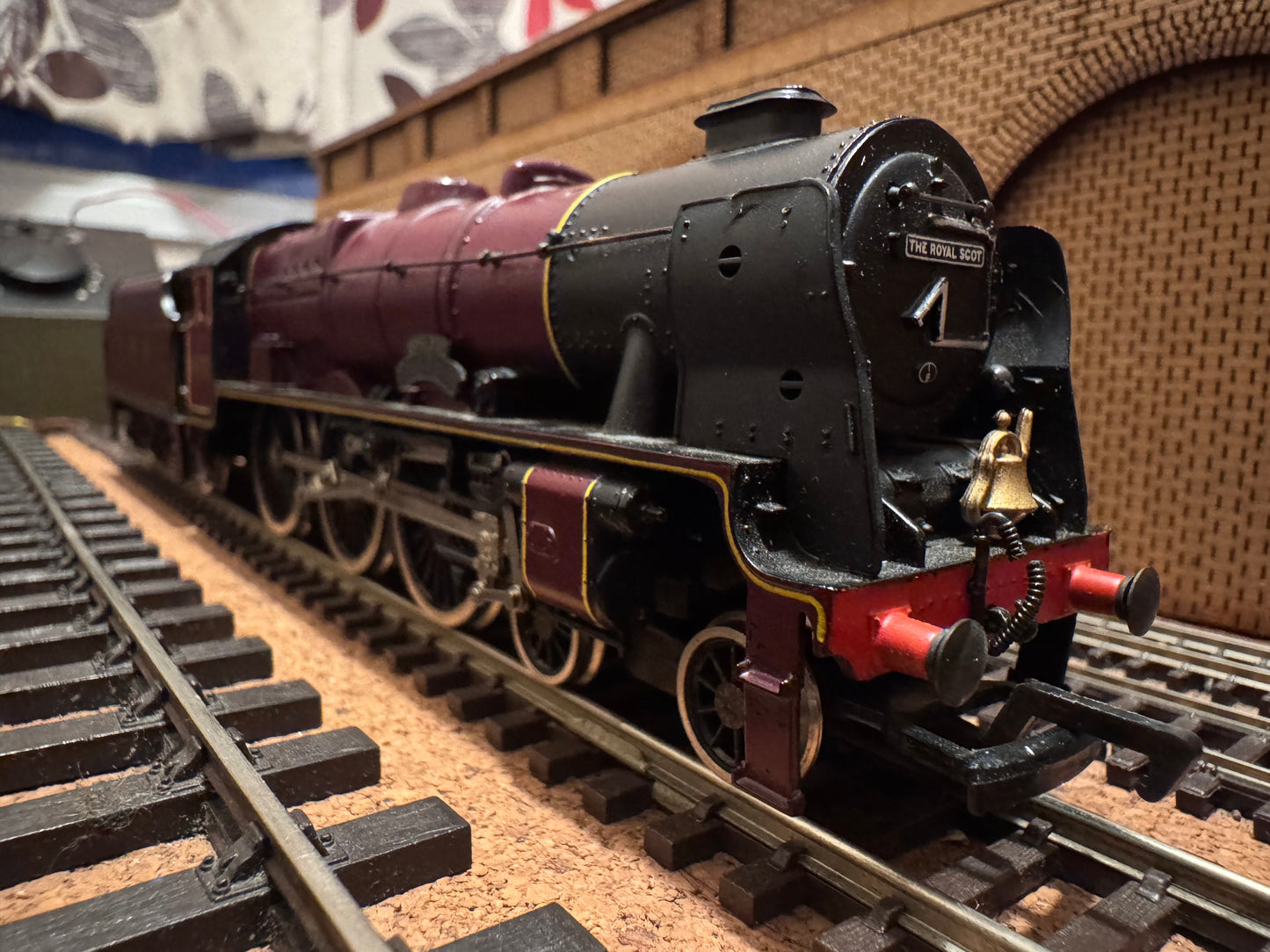 Mainline 37-080 (OO) Ex London Midland & Scottish Railway 6P ‘Royal Scot’ No.6100 “Royal Scot” in as preserved LMS Crimson Lake Livery, with Bell. 9V Sound fitted. 