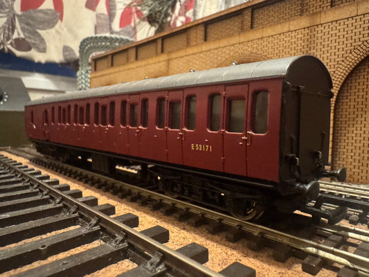 Bachmann 34-628A (OO) British Railways Mk1 57Ft Suburban Brake No.E53171 in BR Unlined Crimson.