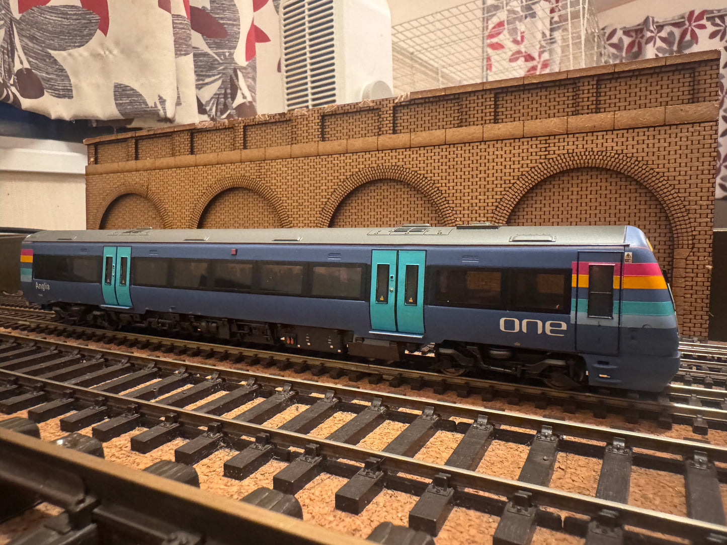 Bachmann 32-464 (OO) Adtranz / Bombardier Three Car Class 170 ‘Turbostar’ No.170202 in National Express’s ‘One Anglia’ livery.