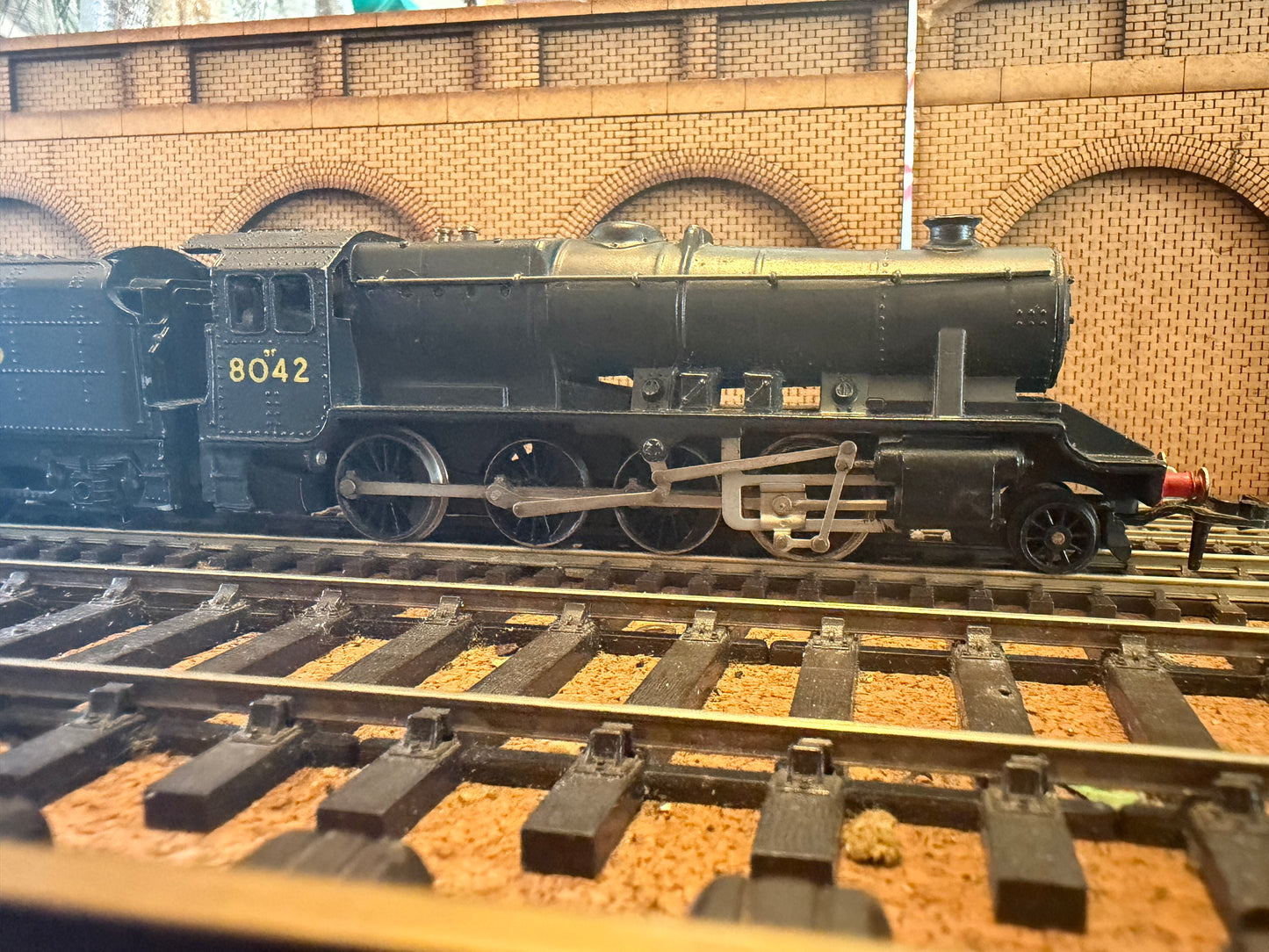 Wrenn R2225 (OO) London Midland & Scottish Railway ‘Stanier’ 8F No.8024 in LMS Unlined Black.