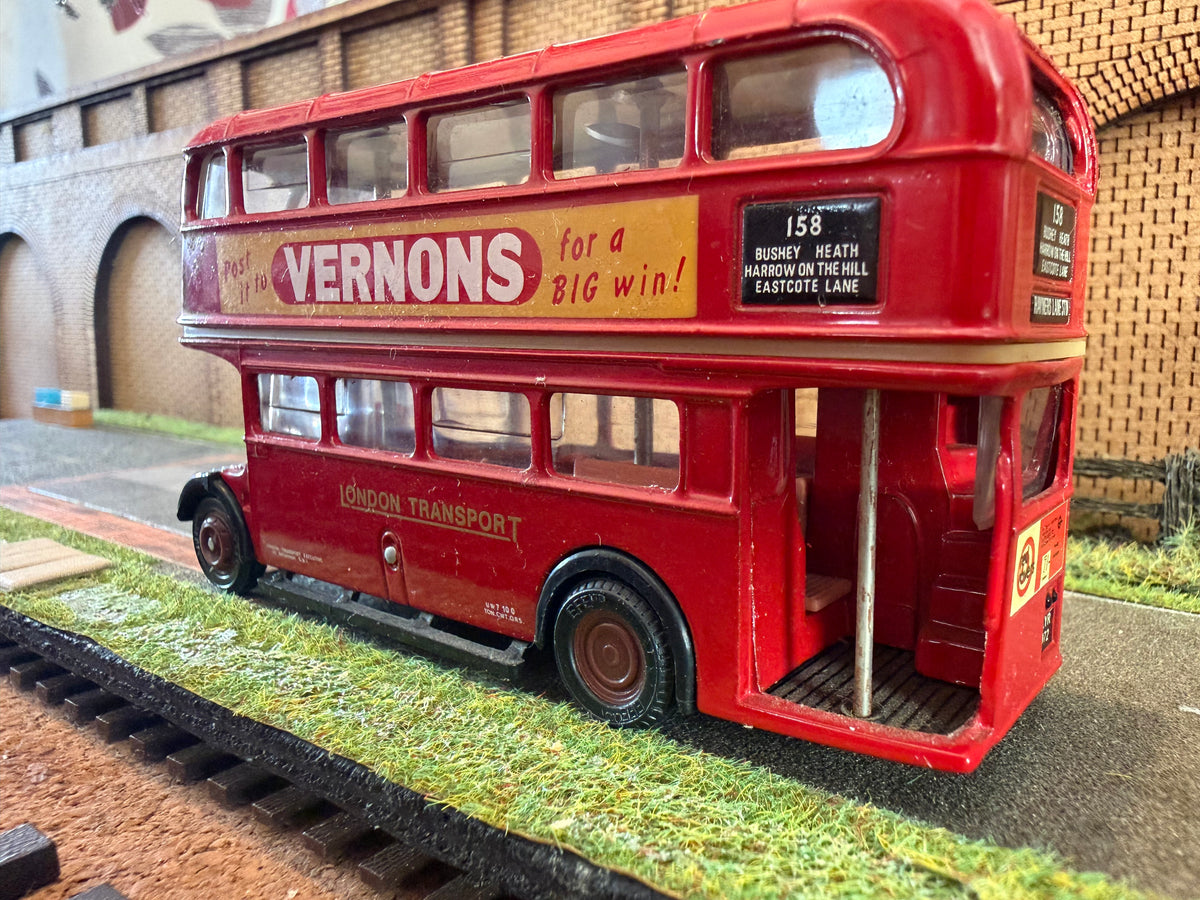 EFE 16404 (1:76 / OO) A.E.C Regent III RT, in London Transport Livery, Fleet No.RT3271 