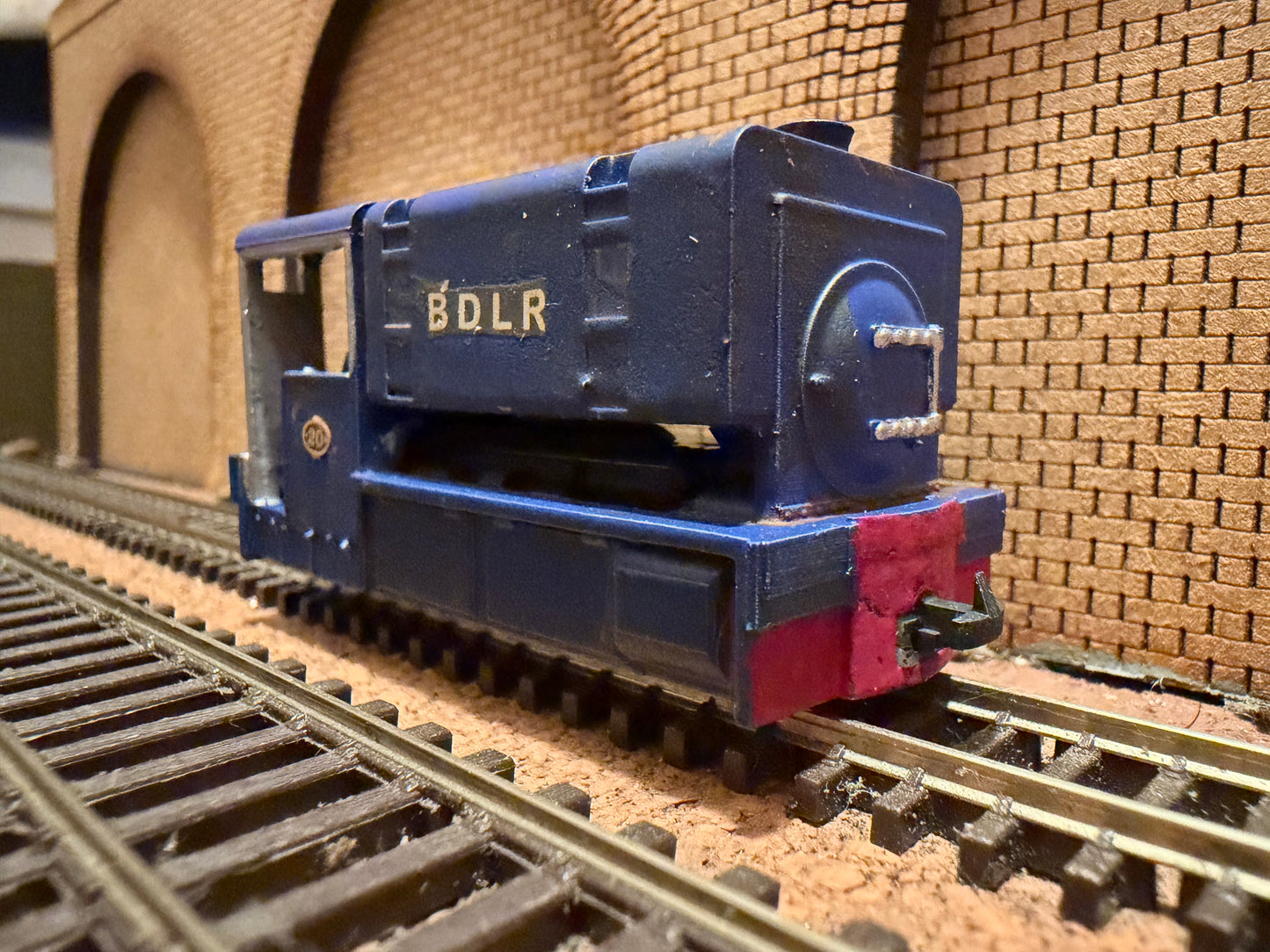 Kato / Unknown (OO9) HK Porter Co. ‘Roller Ingot’ Saddle Tank No.20. In BDLR tramway livery.