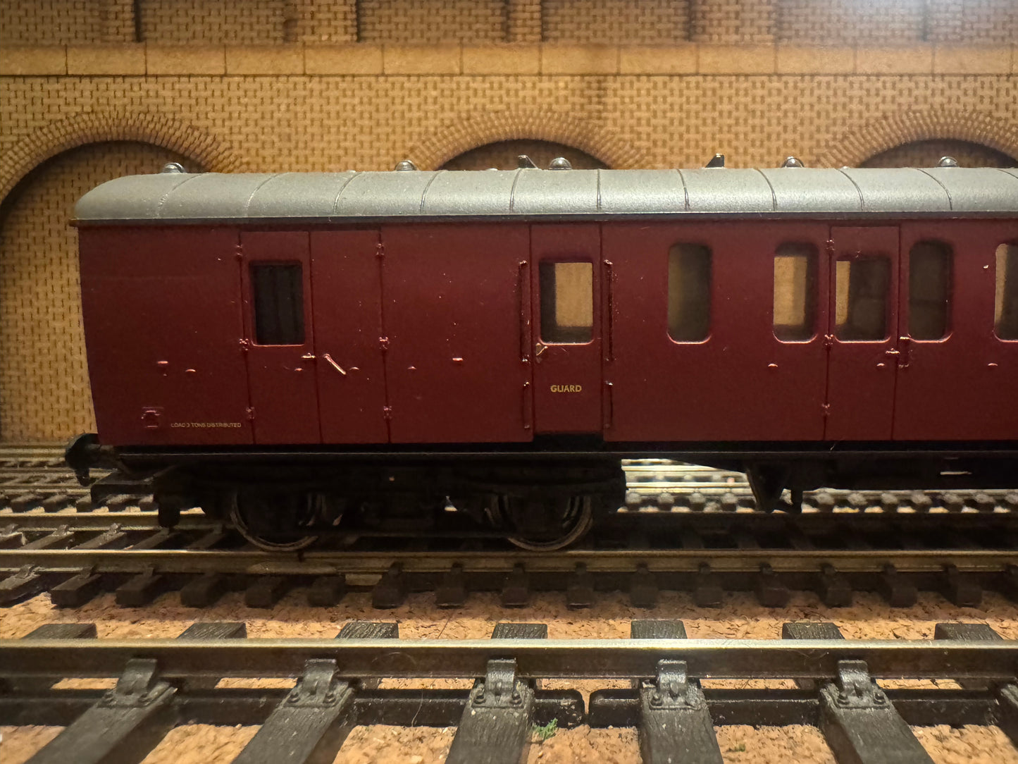 Bachmann 34-628A (OO) British Railways Mk1 57Ft Suburban Brake No.E53171 in BR Unlined Crimson.