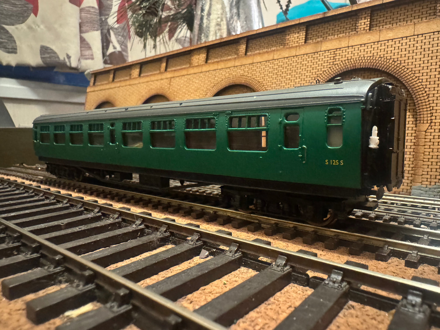 Bachmann 34-525B (OO) Ex SR ‘Builleid’ 63ft Steel Body, Corridor Second No.S125S in British Railways Southern Region Green. 