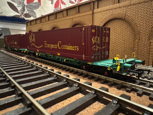 Bachmann 37-300 (OO) Intermodal Bogie Wagon Twin pack with 45ft Swap-body Containers in ECS livery. 