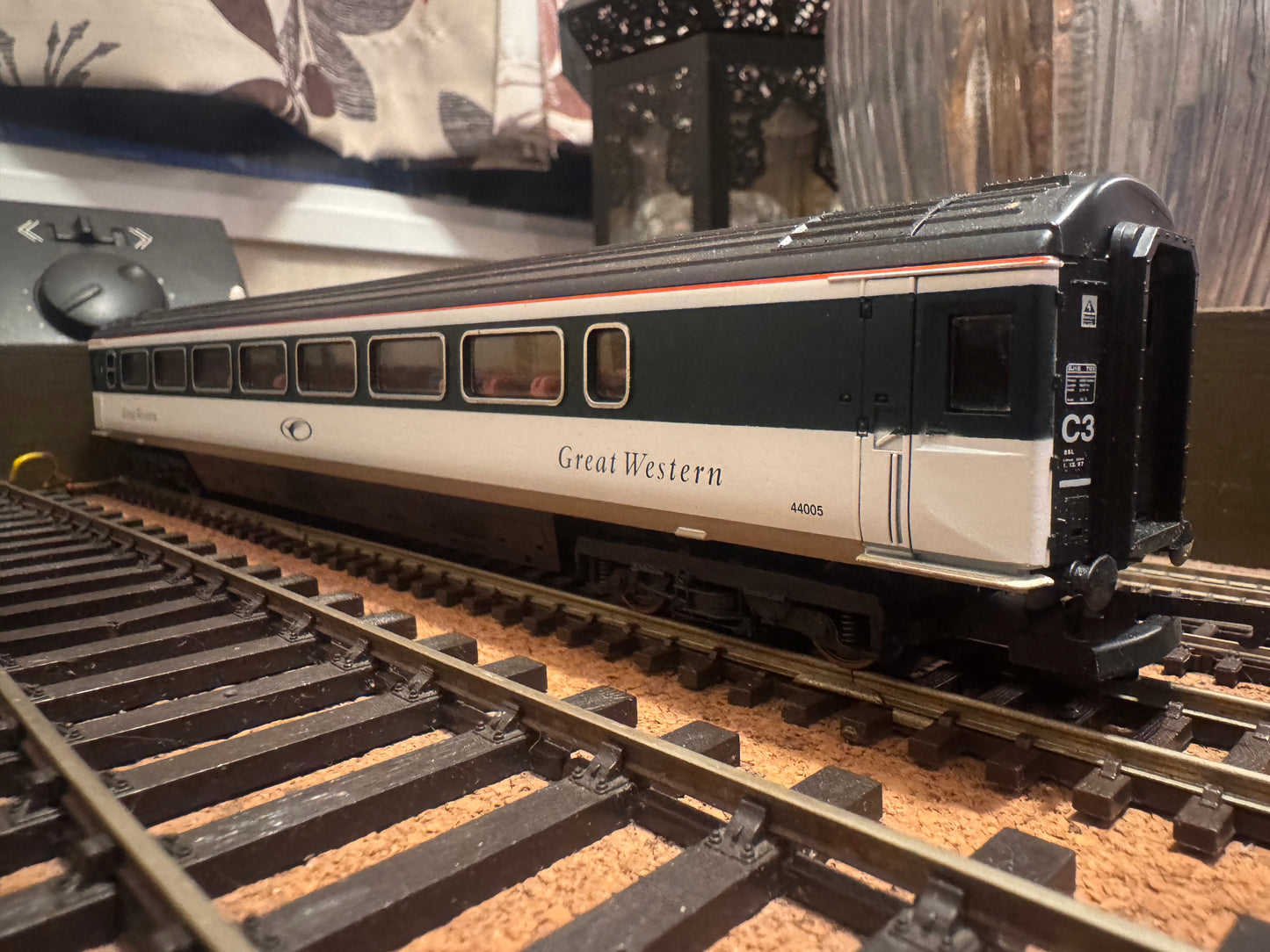 Lima (OO) Ex British Rail MK3s in Great Western ‘Merlin’ livery. Full Coaching Rake Bundle 