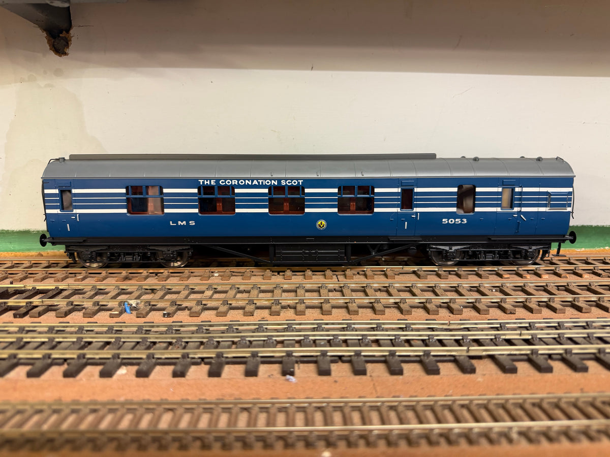 MTH 22-60056A (O Gauge) London Midland & Scottish Railway, ‘Stanier’ Corridor Brake First No.5053 in LMS Coronation Scot Livery 