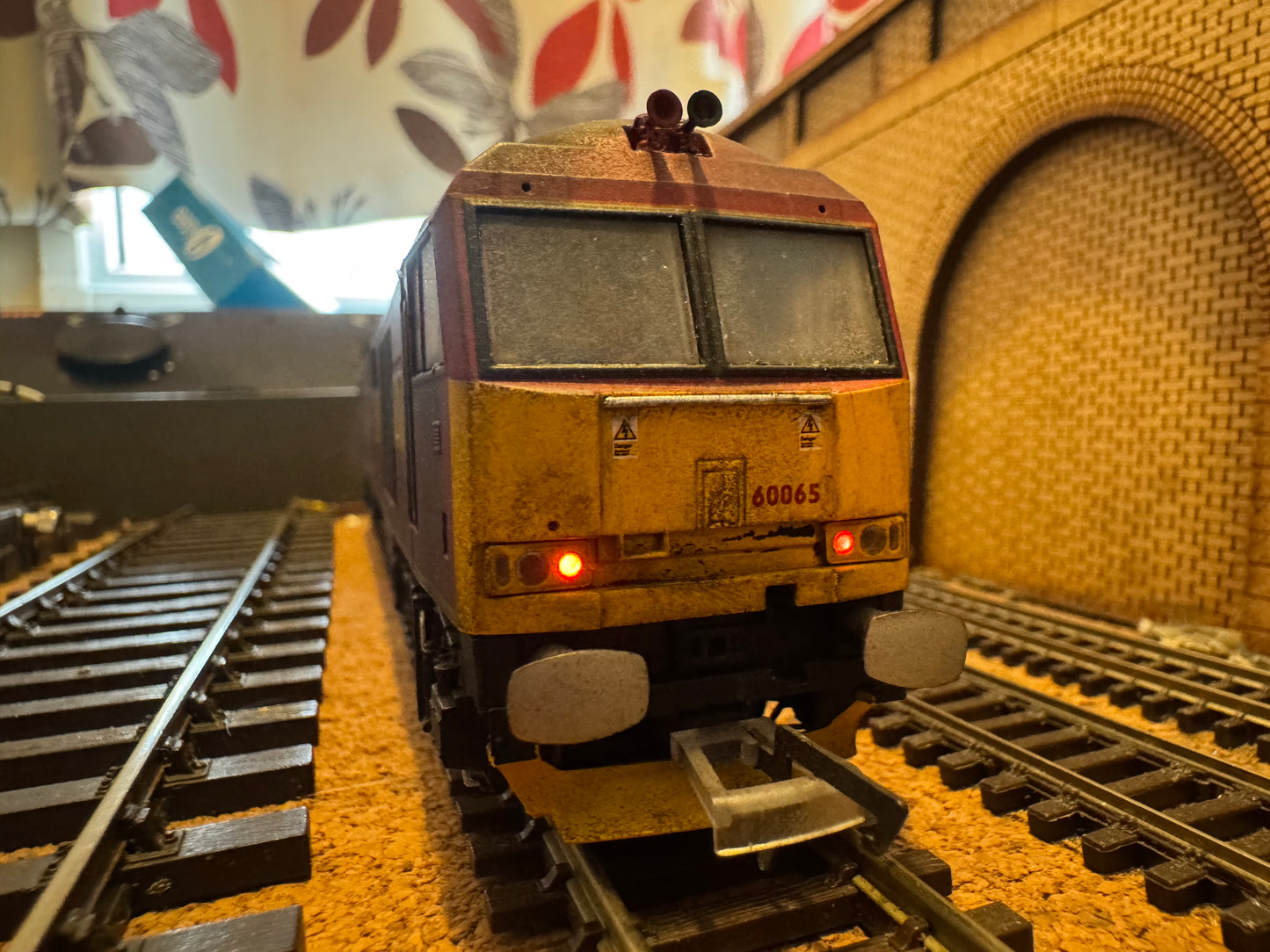 Accurascale ACC2897 (OO) Ex BR Class 60, No.60065 “Spirit of Jaguar” in Heavily weathered EWS livery. DCC Sound Fitted 