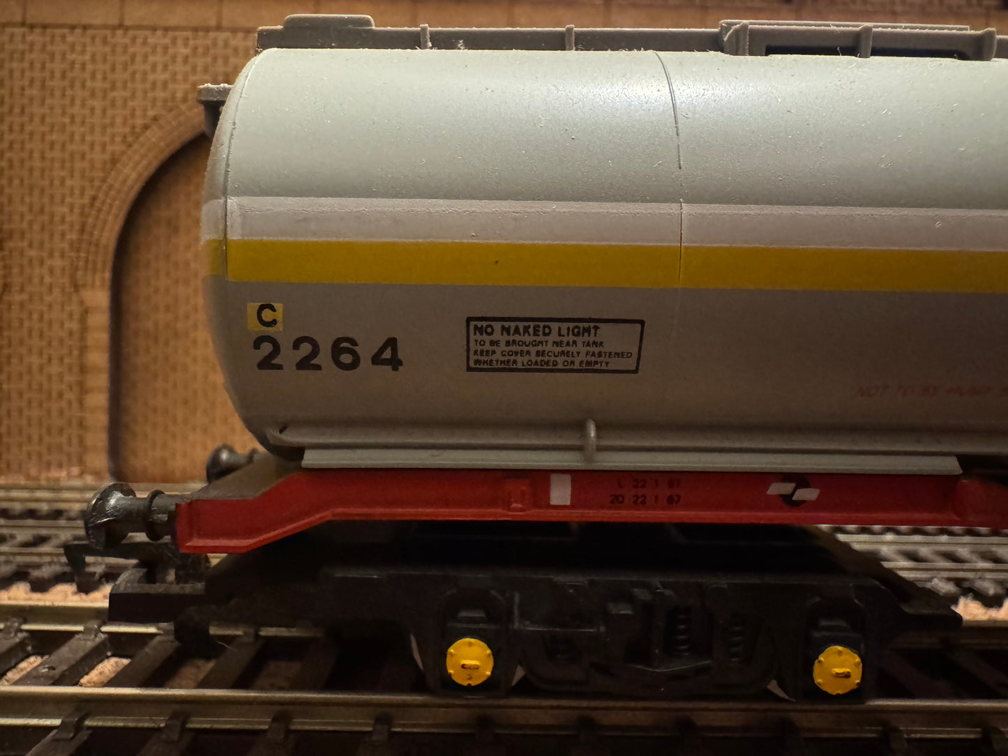 Hornby R.669 (OO) British Railway 100T TEA Tanker In Shell-BP livery 