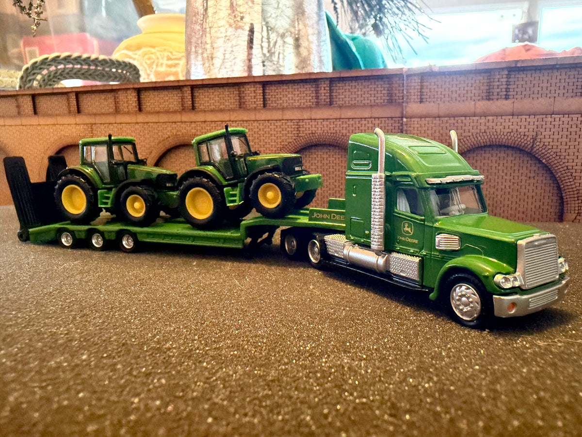Siku 1837 (1:87 / HO) US style John Deere Low Loader and tractors. 