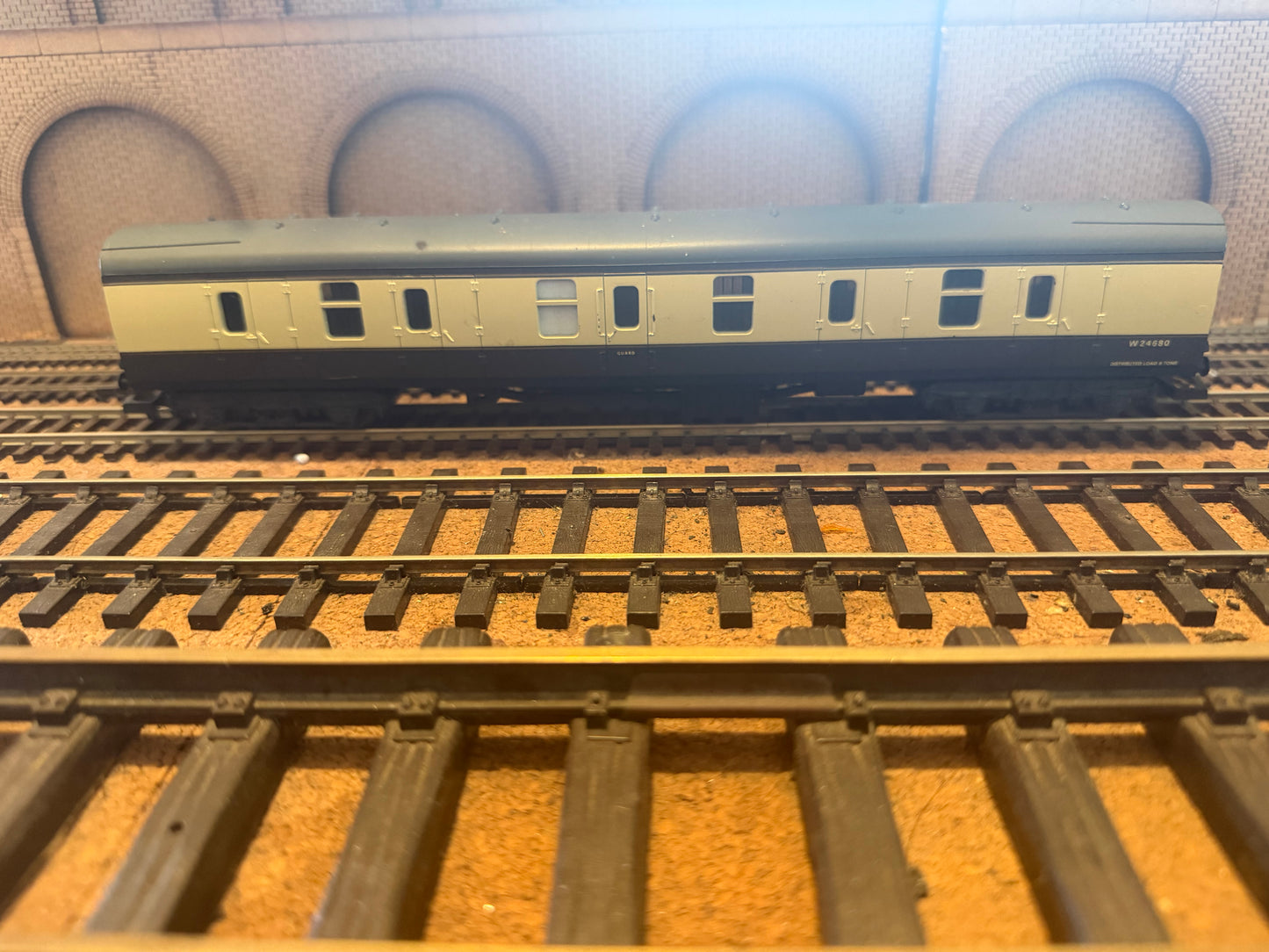 Lima L305345 (OO) British Railways MK1 Brake Gangwayed Full Brake in BR Western Region Chocolate and Cream