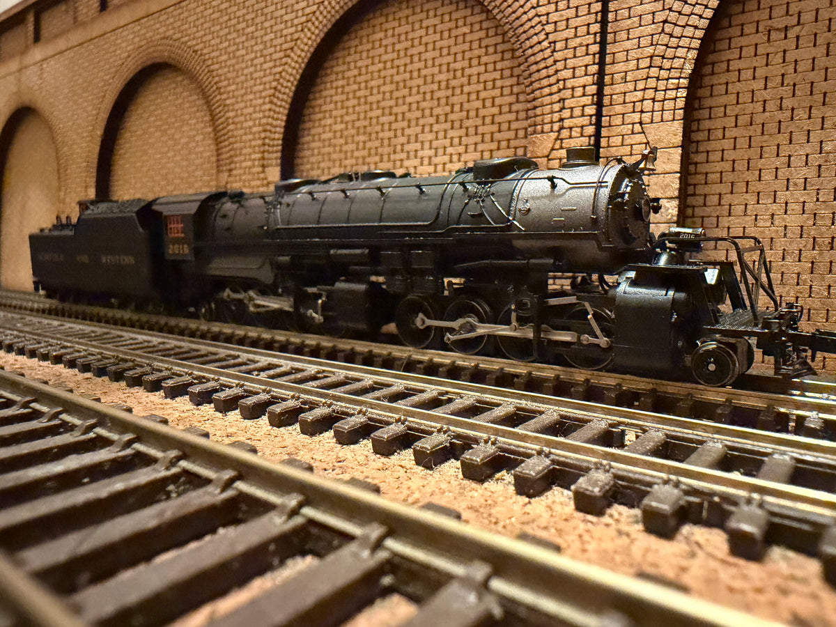 Life-Like Trains 7577 (N Scale) United States Railroad Administration 2-8-8-2 / Norfolk & Western Railroad Y2 No.2016 in N&W Black. 