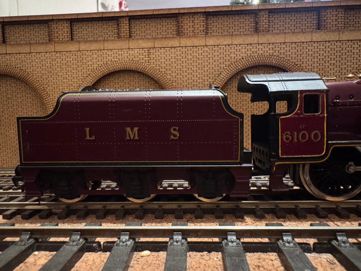 Mainline 37-080 (OO) Ex London Midland & Scottish Railway 6P ‘Royal Scot’ No.6100 “Royal Scot” in as preserved LMS Crimson Lake Livery, with Bell. 9V Sound fitted. 