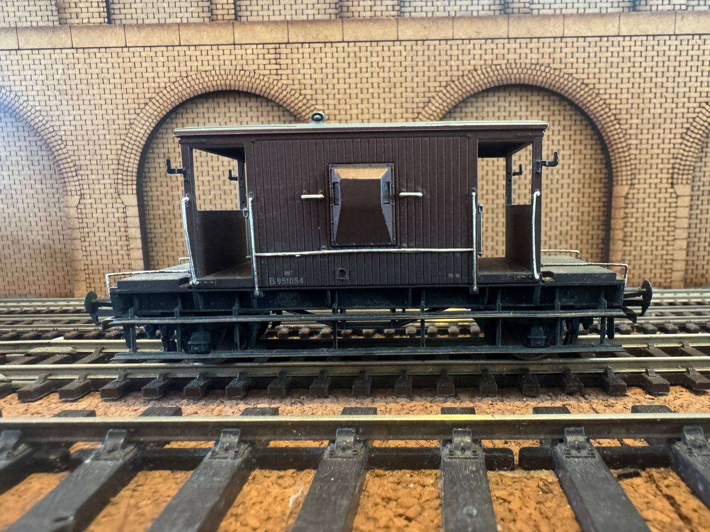 Bachmann 37-531 (OO) British Railways 20T Brake Van No.B951054 in Weathered BR Bauxite Livery 