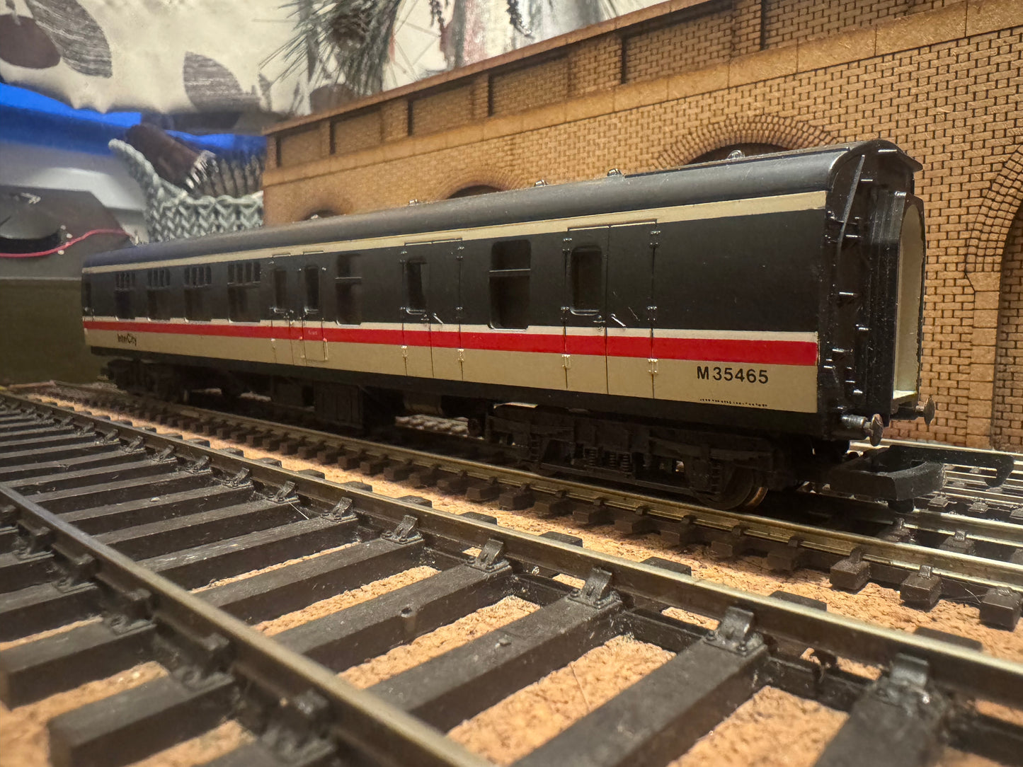 Lima 305372 (OO) British Railways MK1 Brake Corridor Second No.M35465 in British Rail Intercity Executive Livery 