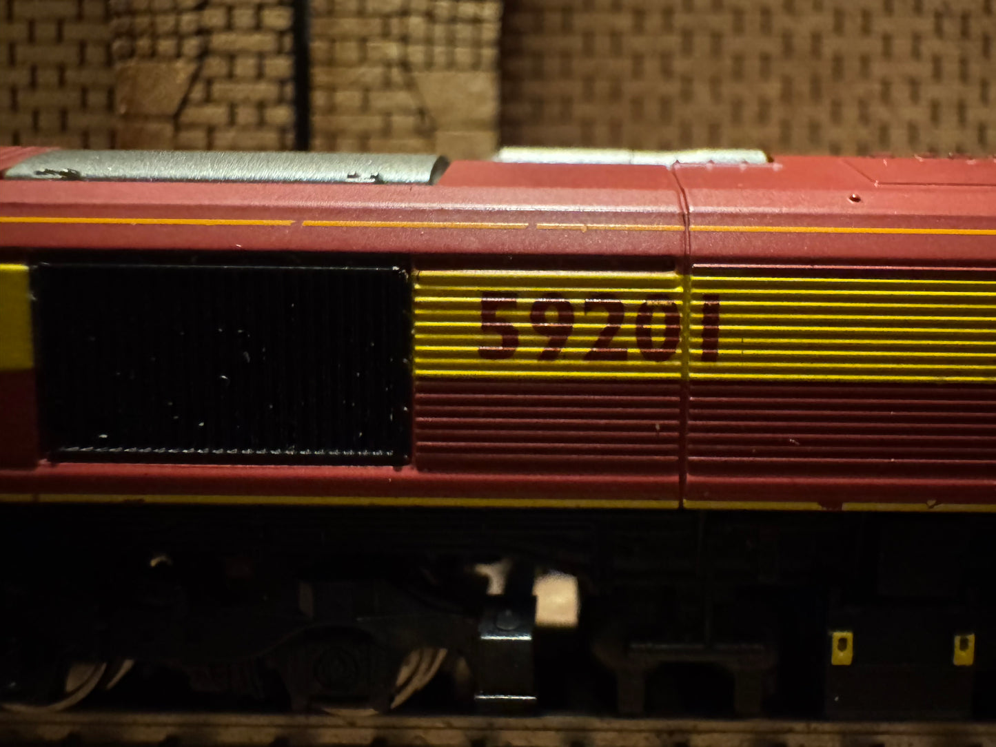 Dapol 2D-005-006 (N Gauge) Ex National Power, Class 59/2 No.59201 “Vale of York” in English Welsh & Scottish, Red and Gold. DCC Ready