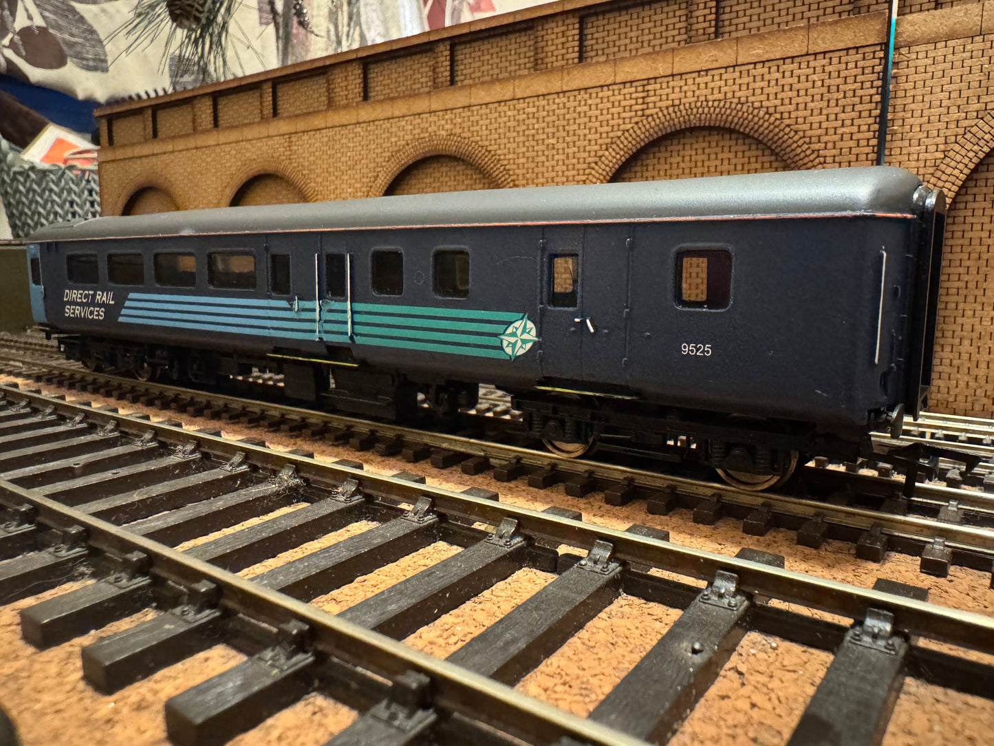 Hornby Railroad R4624 (OO) Ex British Rail MK2F Brake Open Standard No.9525 in Direct Rail Services Compass Livery 