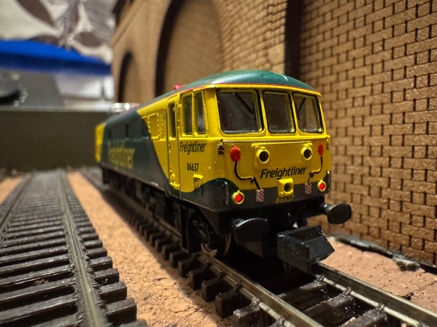 Dapol ND099Q (N Gauge) Ex BR Class 86/6 No.86637 in Freightliner Powerhaul livery. DCC Ready 