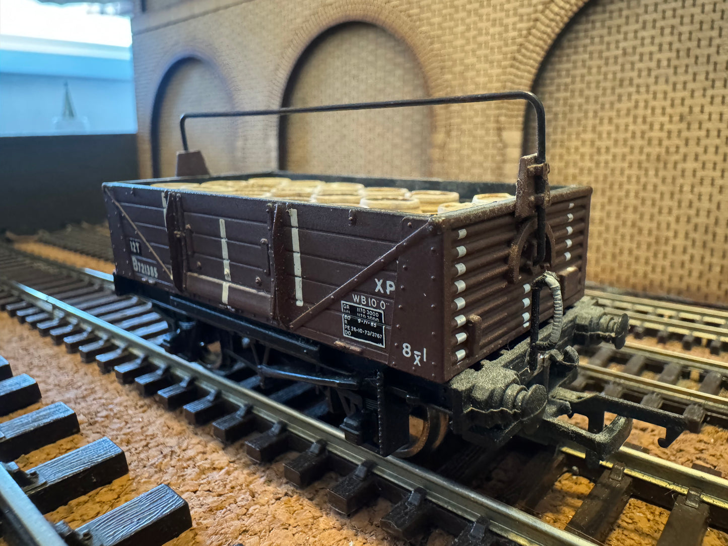 Bachmann 33-226 (OO) British Railways, 12T Hybar Shock Absorbing Wagon B721385 with Load in BR Brown Livery 