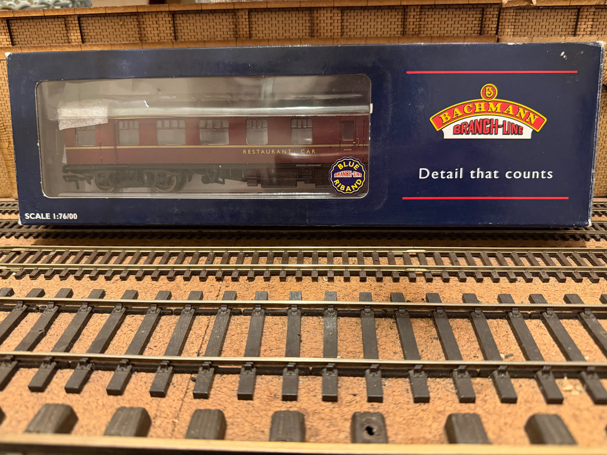 Bachmann 39-101A (OO) British Railways MK1 Restaurant Car No.E1961 in BR Maroon 
