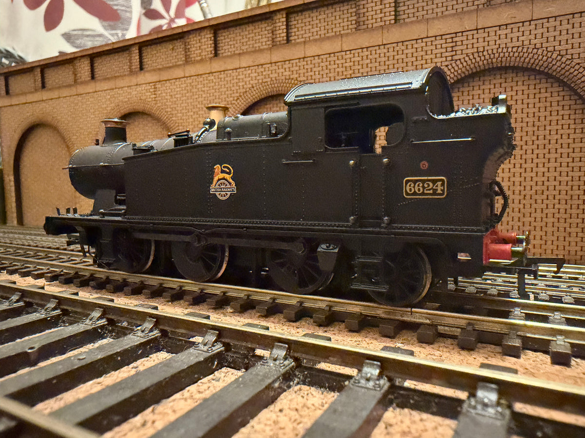 Bachmann 32-079 (OO) Ex GWR, 56XX ‘Taff Tank’ No.6624 in British Railways Lined Black. (Shed Code, 84D, Leamington Spa Depot). 