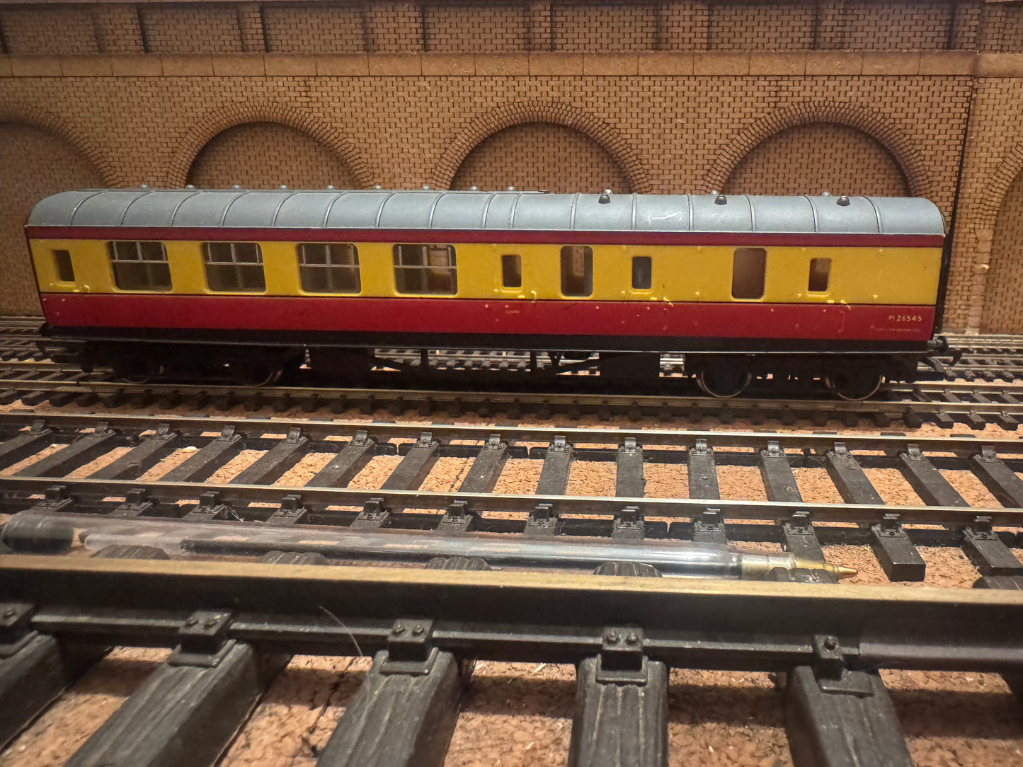 Hornby R438 (OO) Ex LMS, Stanier Brake Third No.M26545 in British Railways ‘Blood & Custard’