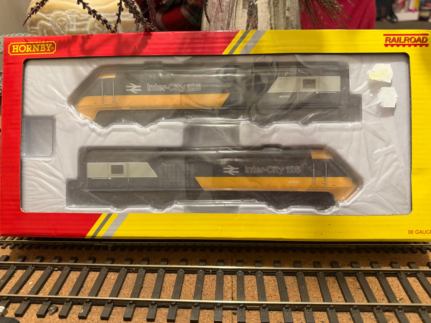 Hornby Railroad R3608 (OO) British Rail, Class 253 (Class 43) Power Cars for set No.253001. Unit Numbers W43002 & W43003 in British Rail Intercity 125 livery. DCC Ready £74