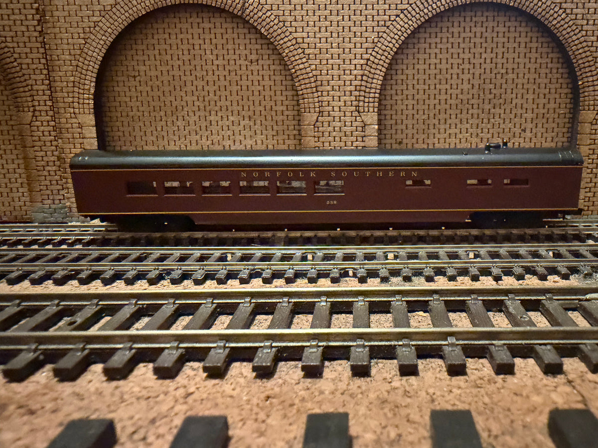 Con-Cor #0001-04072A (N Scale) Norfolk Southern 85ft Dining Car No.538 in NS Maroon. 