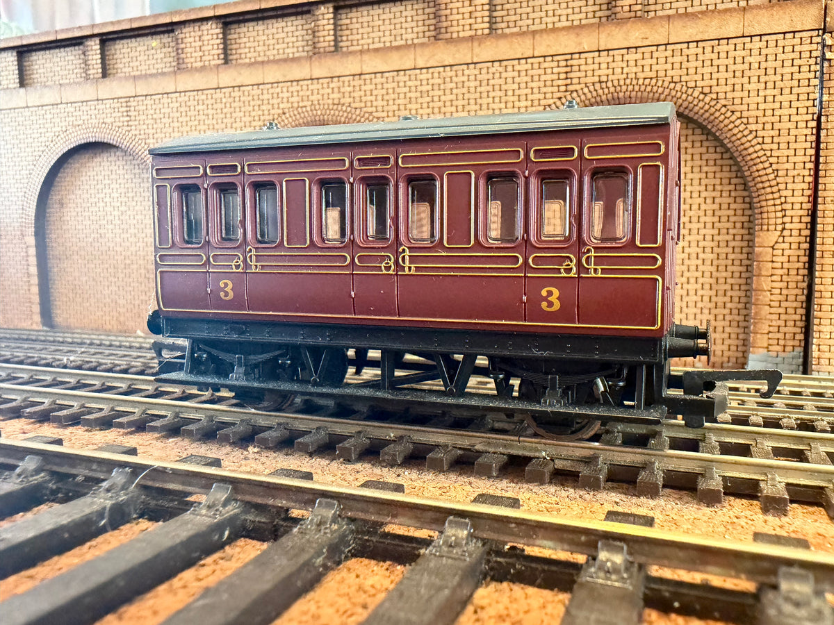 Hornby R468 (OO) London Midland Scottish Railway, Generic Four Wheeled Composite Coach. 