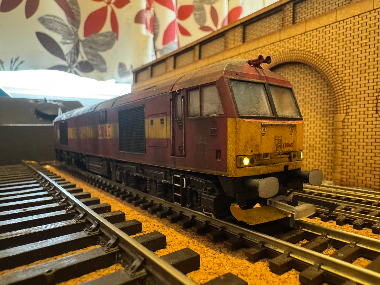Accurascale ACC2897 (OO) Ex BR Class 60, No.60065 “Spirit of Jaguar” in Heavily weathered EWS livery. DCC Sound Fitted 