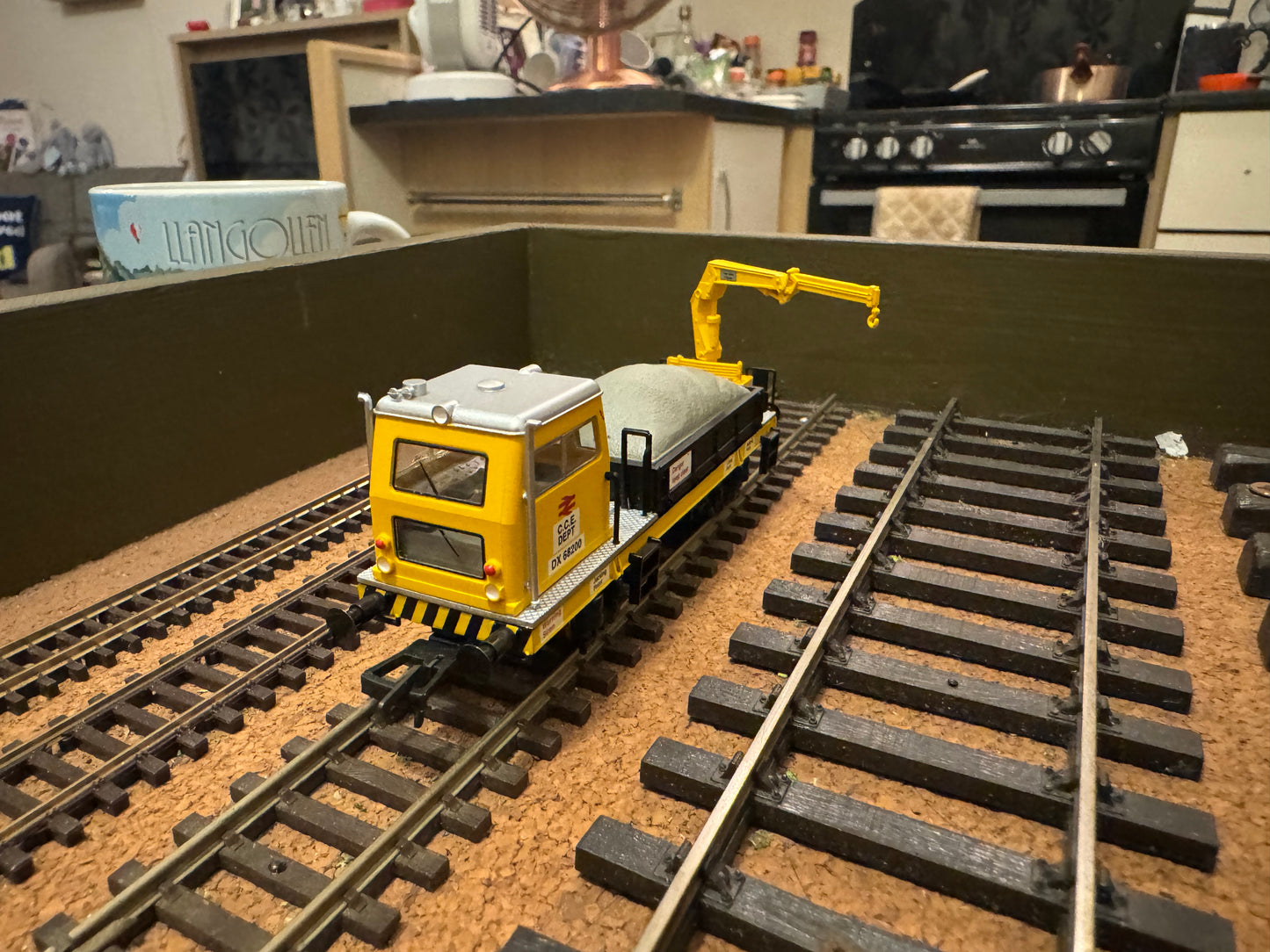 Bachmann (OO) British Rail, Plasser OWB 10 with Crane No.DX68200 in Departmental Yellow