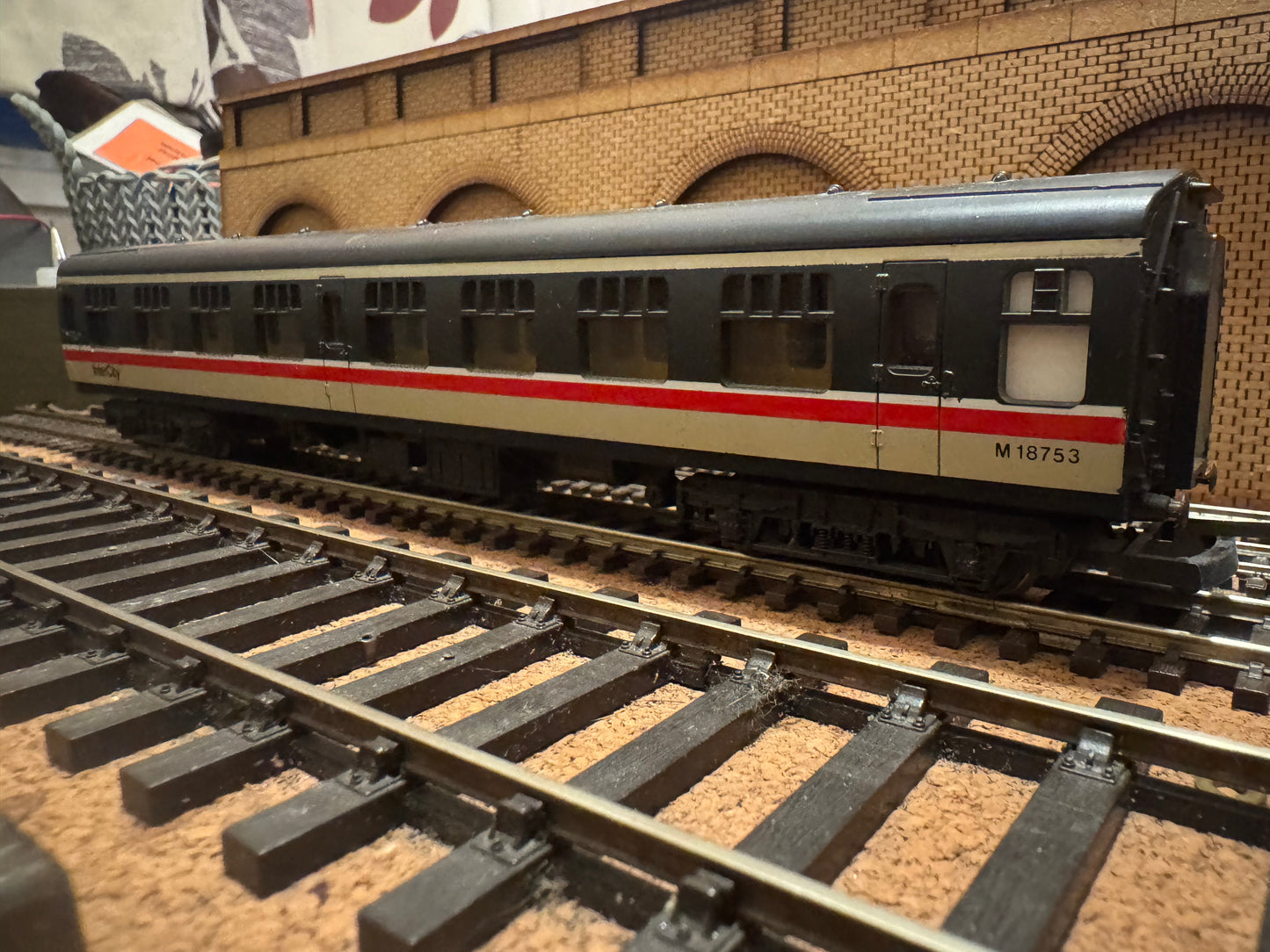 Lima L305326 (OO) British Railways MK1 Corridor Third No.M18753 in British Rail Intercity Executive Livery 