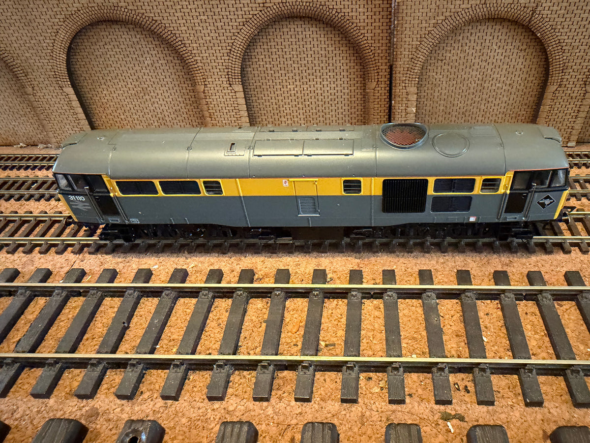 Hornby R2421 (OO) British Railways, Class 31/1 ‘Skinhead’ No.31110 in British Rail Civil Engineers ‘Dutch’ Grey and Yellow. DCC Ready 
