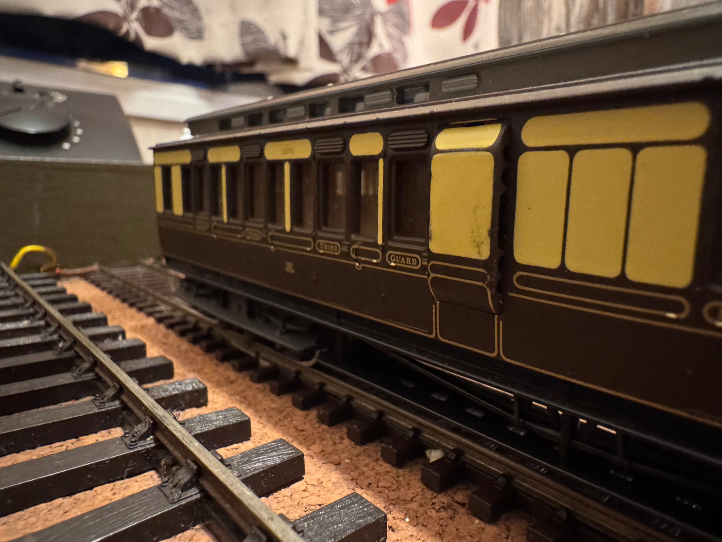 Hornby R4120 (OO) Great Western Railway ‘Dean’ Clerestory Brake No.3371 in GWR (1880 - 1908) Chocolate & Cream with Gold Lining. 