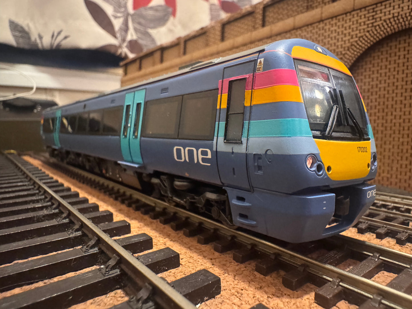 Bachmann 32-464 (OO) Adtranz / Bombardier Three Car Class 170 ‘Turbostar’ No.170202 in National Express’s ‘One Anglia’ livery.