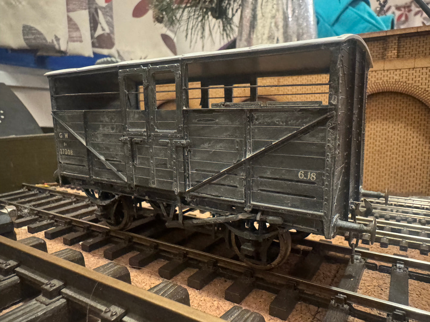 Slaters 7054 (O Gauge) Great Western Railway 8T Cattle Wagon No.37308 in weathered GWR Grey. 