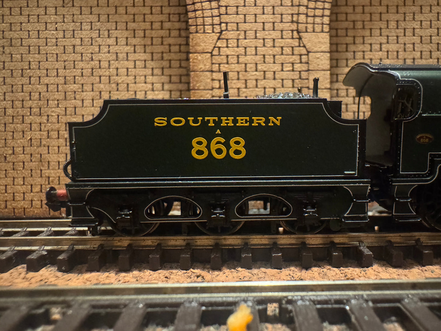 Graham Farish 372-930 Southern Railway N Class ‘Mongolipers’ No.A868 in Early Southern Olive Green. DCC Ready 