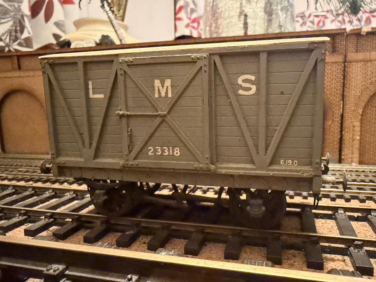 Slaters (O Gauge) Ex MR 10T Van No.23318 in London Midland & Scottish Railway Grey. 