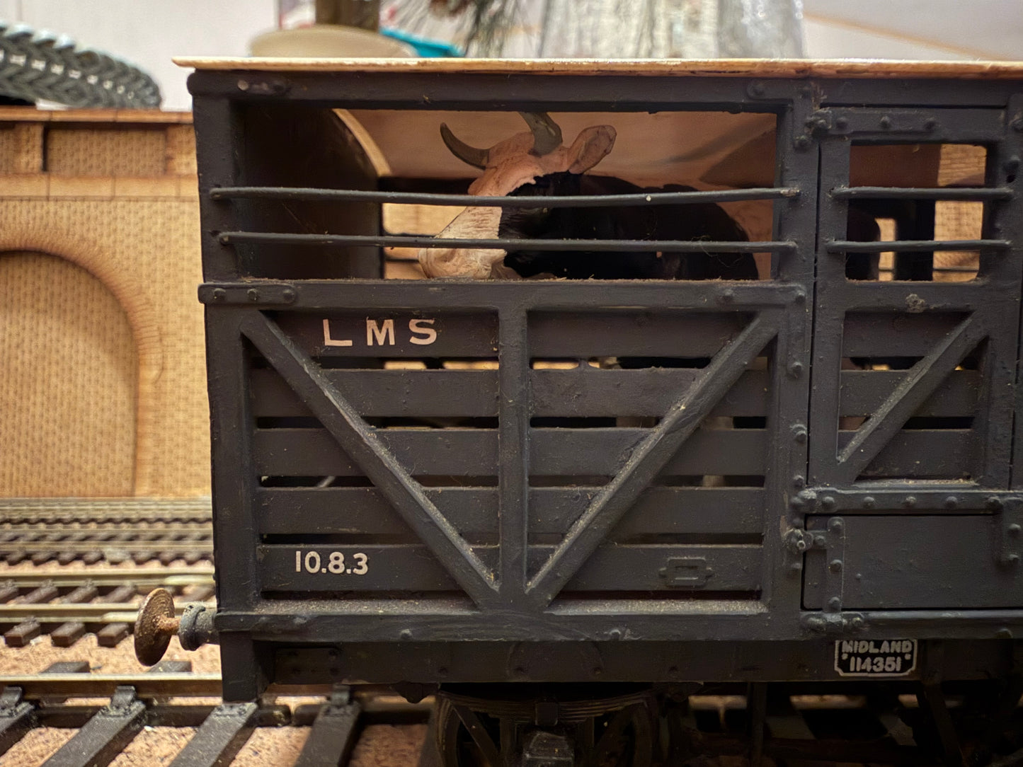Slater’s 7031 (O Gauge) Ex MR ‘Large’ 10T Cattle Wagon No.114351 in London Midland & Scottish Railway Grey, with Bull (unfinished) 