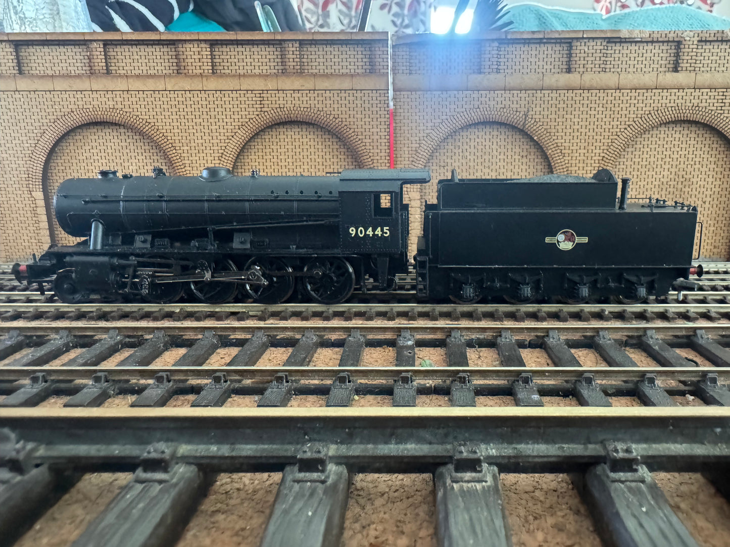 Bachmann 32-252 (OO) EX WD Austerity 2-8-0 No.90445 in British Railways Unlined Black. (Shed Code 50A, York Depot)