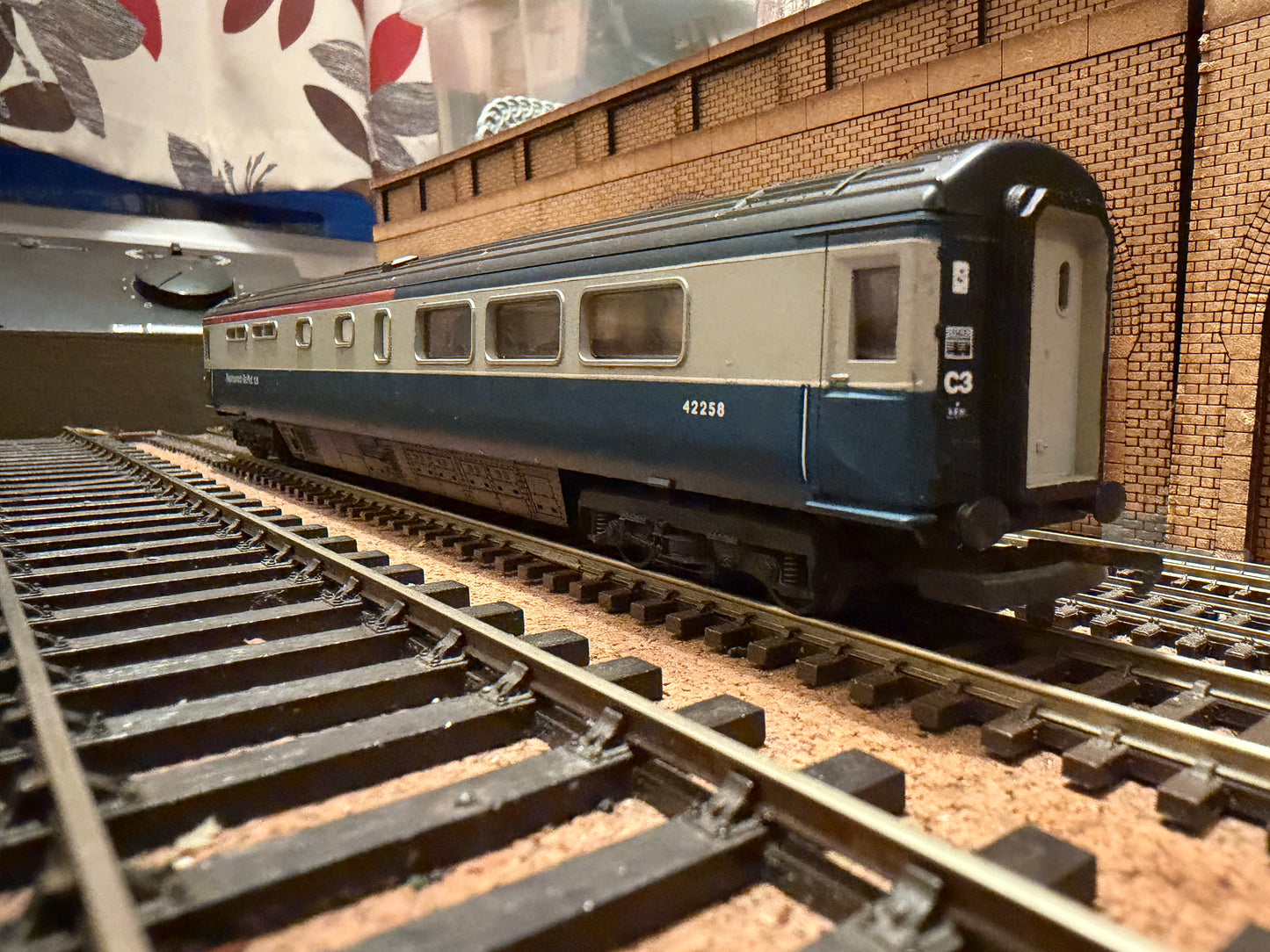 Lima L305163 (OO) British Rail MK3 Restaurant-Buffet No.42258 in BR Intercity 125 Livery